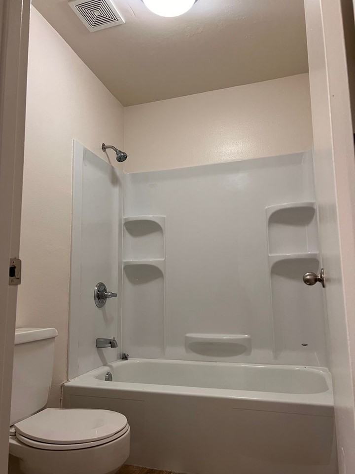 King Manor in Milwaukie - Photo 4 of 14