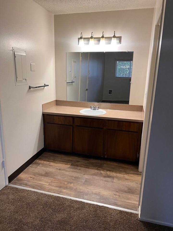 King Manor in Milwaukie - Photo 5 of 14