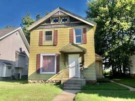 featured image of 823 4th Ave Ne #2