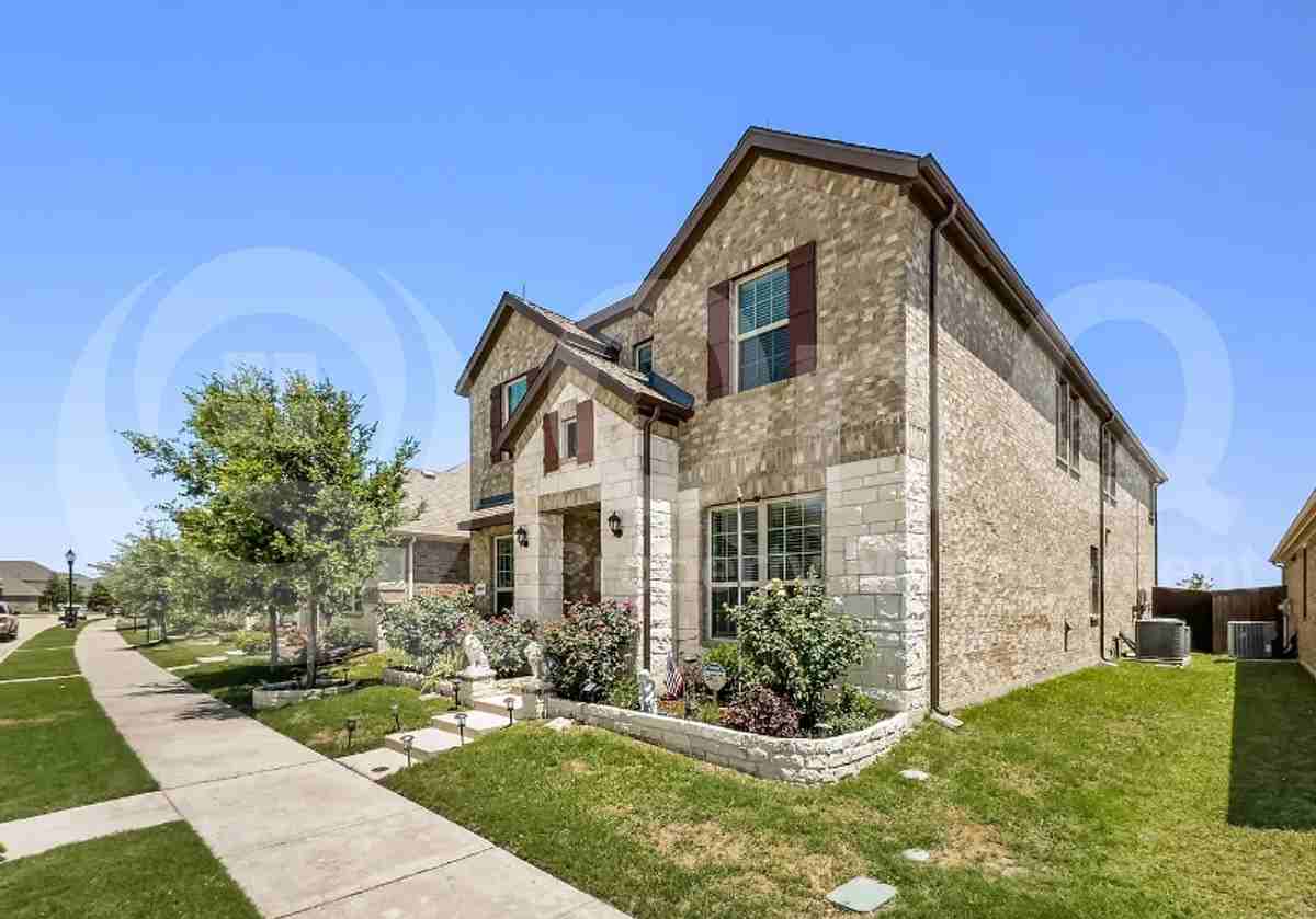 2141 Miramar Dr - Photo 2 of 23