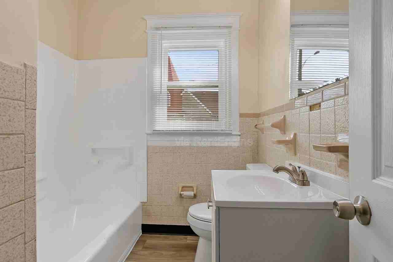 1458 Beech St - Photo 4 of 18