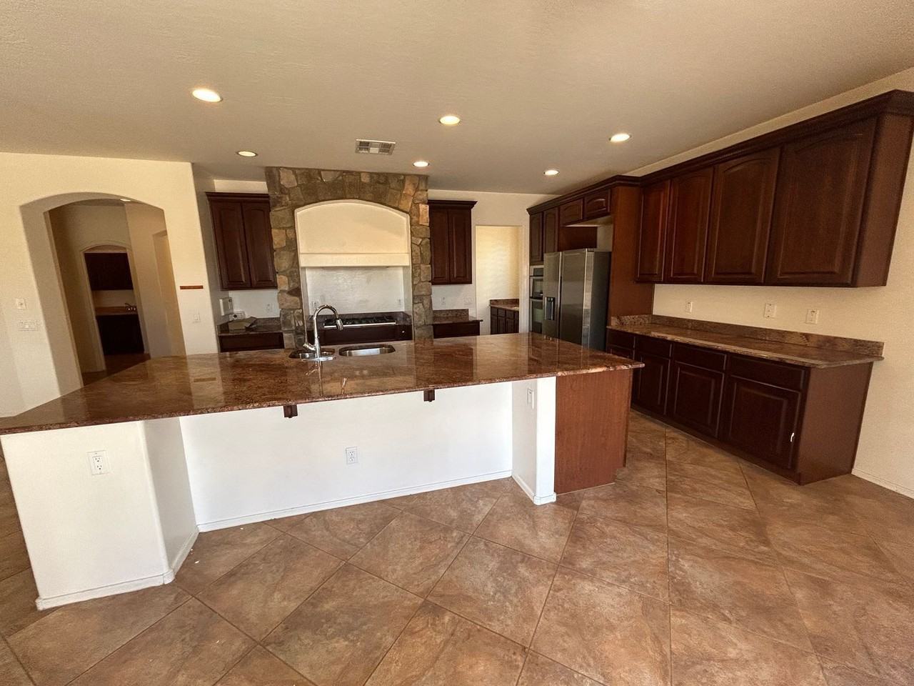 11783 N 143rd Ave - Photo 4 of 32