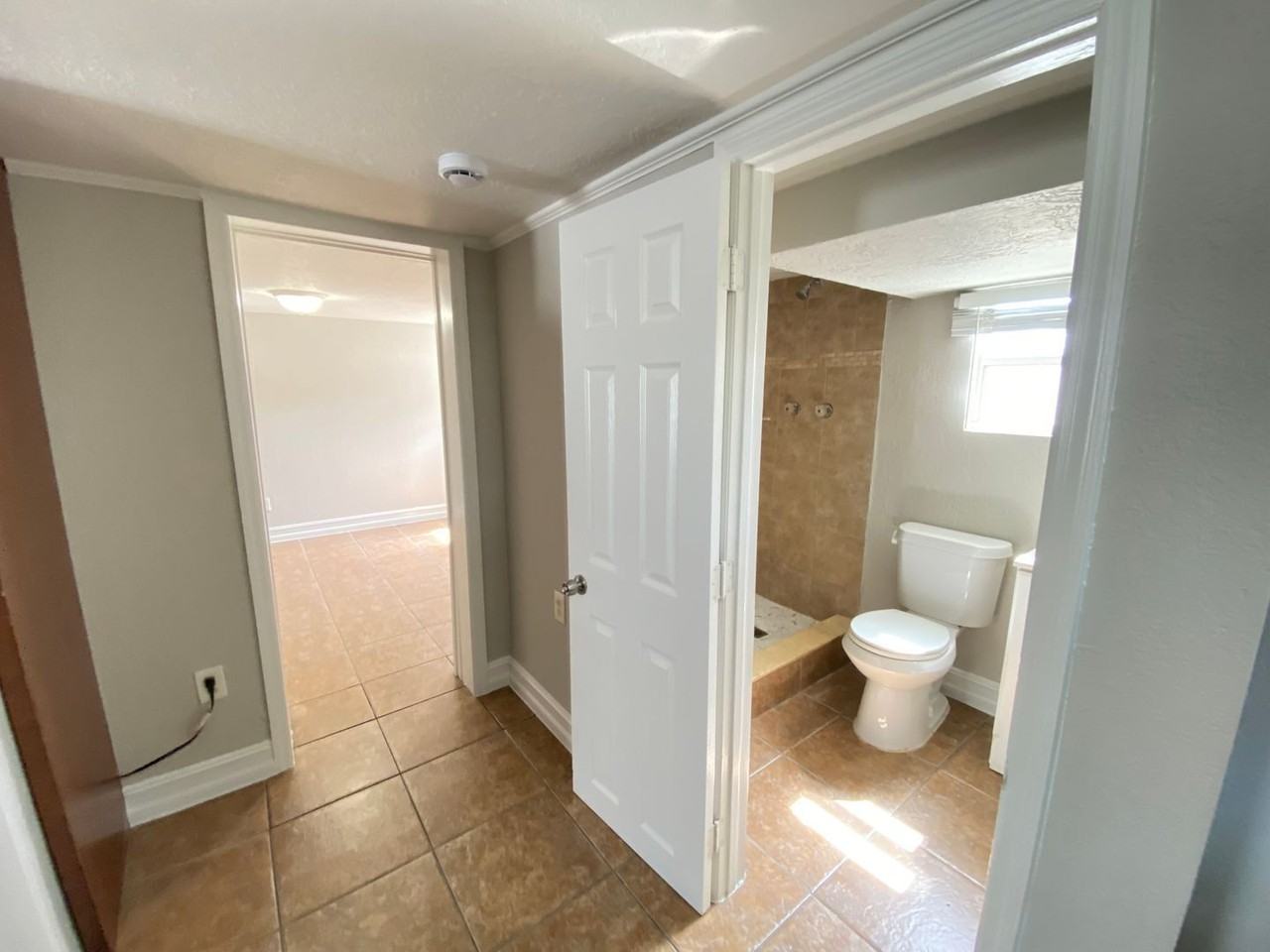 812 W Livingston St #B - Photo 4 of 16