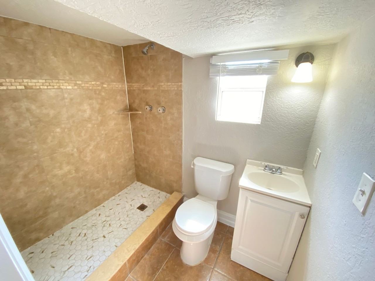 812 W Livingston St #B - Photo 5 of 16