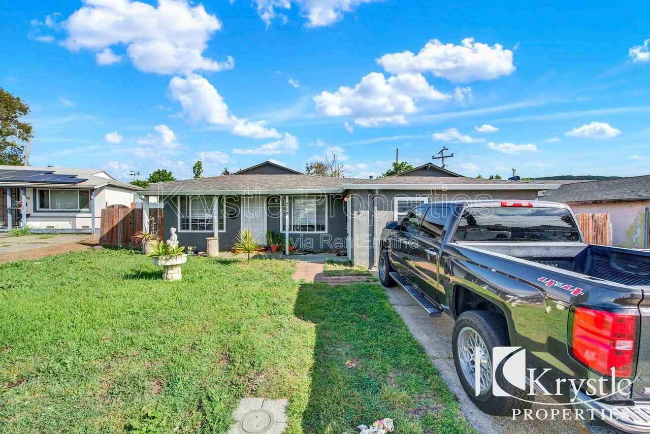 714 Gateway Dr - Photo 3 of 18