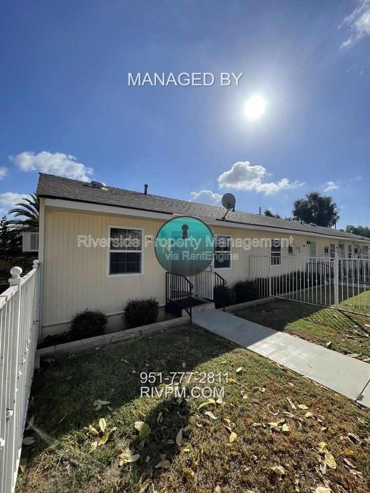 24146 Atwood Ave - Photo 2 of 11