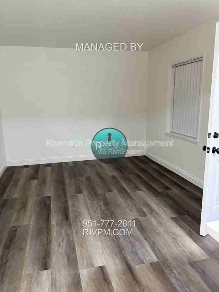 24146 Atwood Ave - Photo 3 of 11