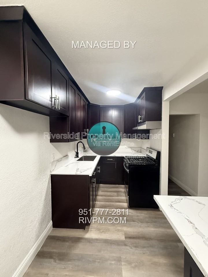 24146 Atwood Ave - Photo 4 of 11