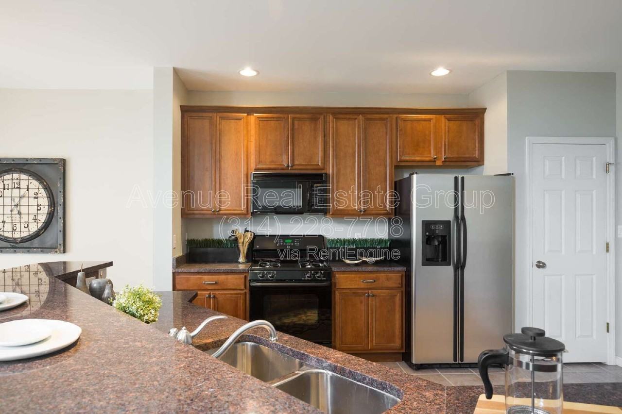 8947 Hilltop Manor Dr - Photo 6 of 25