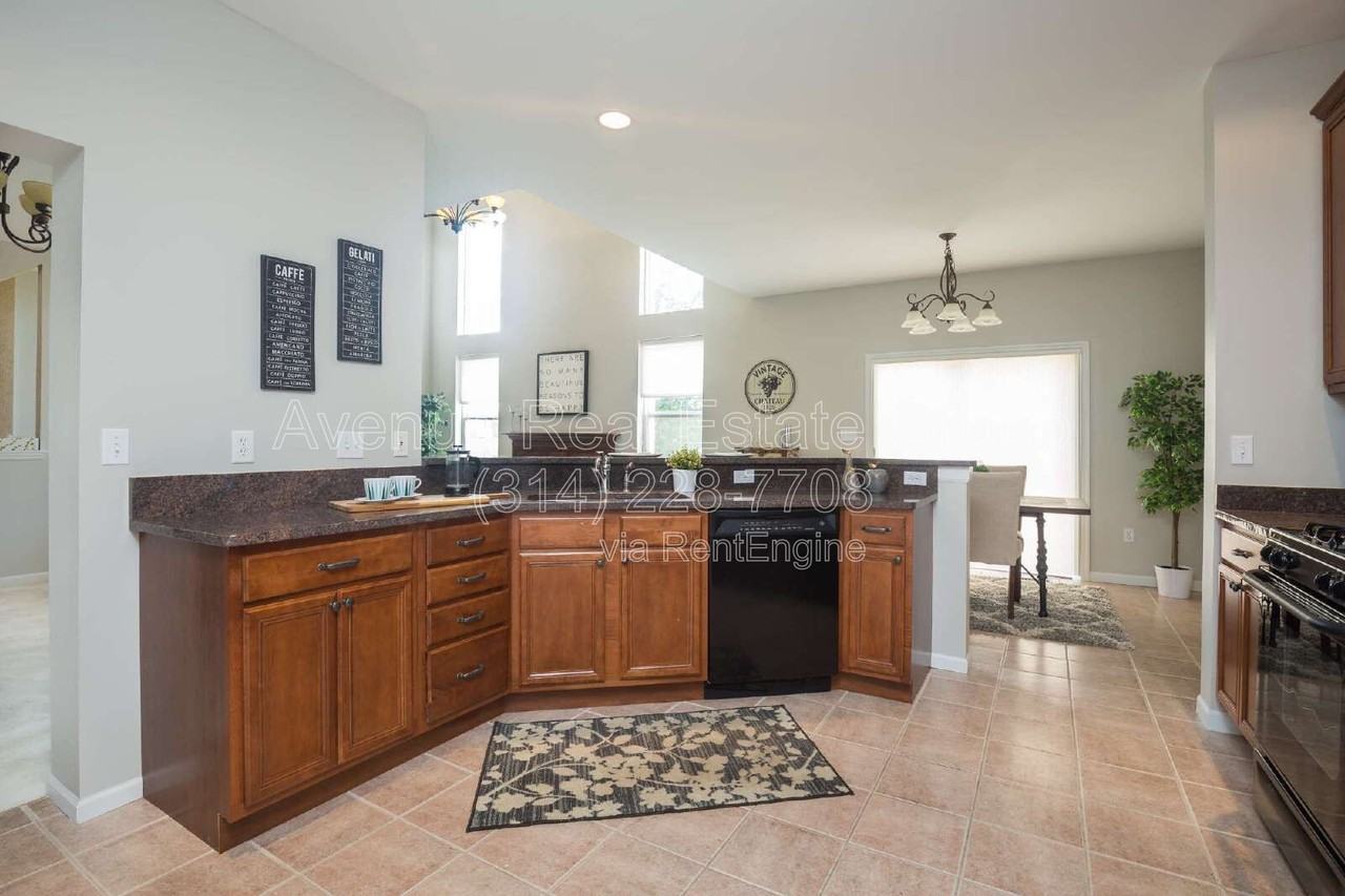 8947 Hilltop Manor Dr - Photo 7 of 25