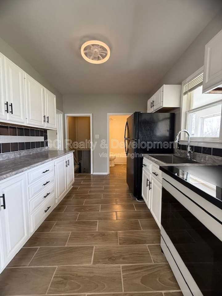 101 S La Fox St - Photo 5 of 12