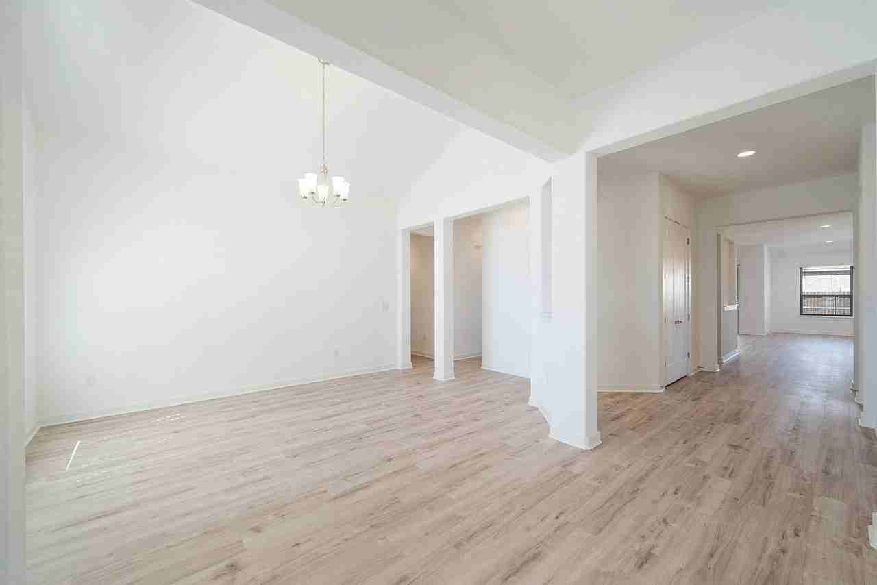 4313 Deer Lake Ln - Photo 3 of 50