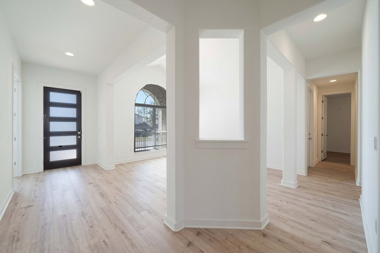 4313 Deer Lake Ln - Photo 4 of 50