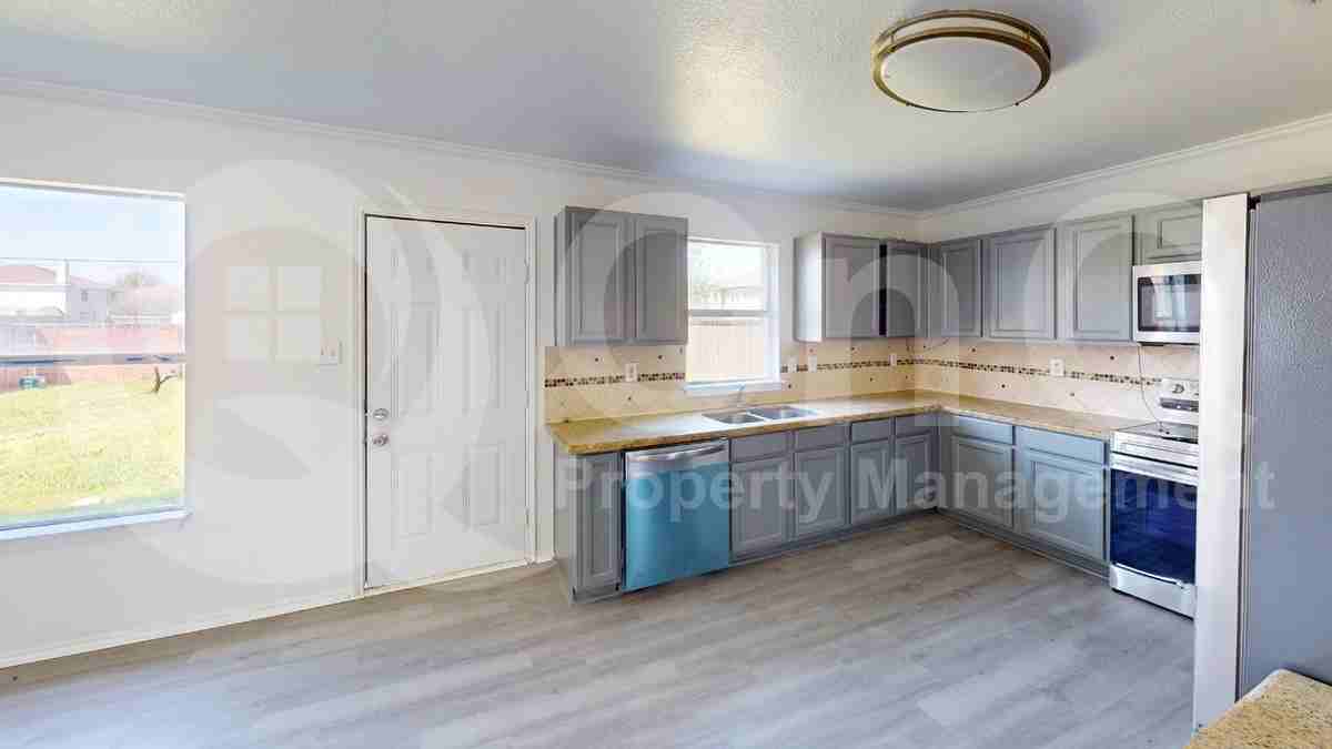 6031 Susanna Dr - Photo 5 of 21