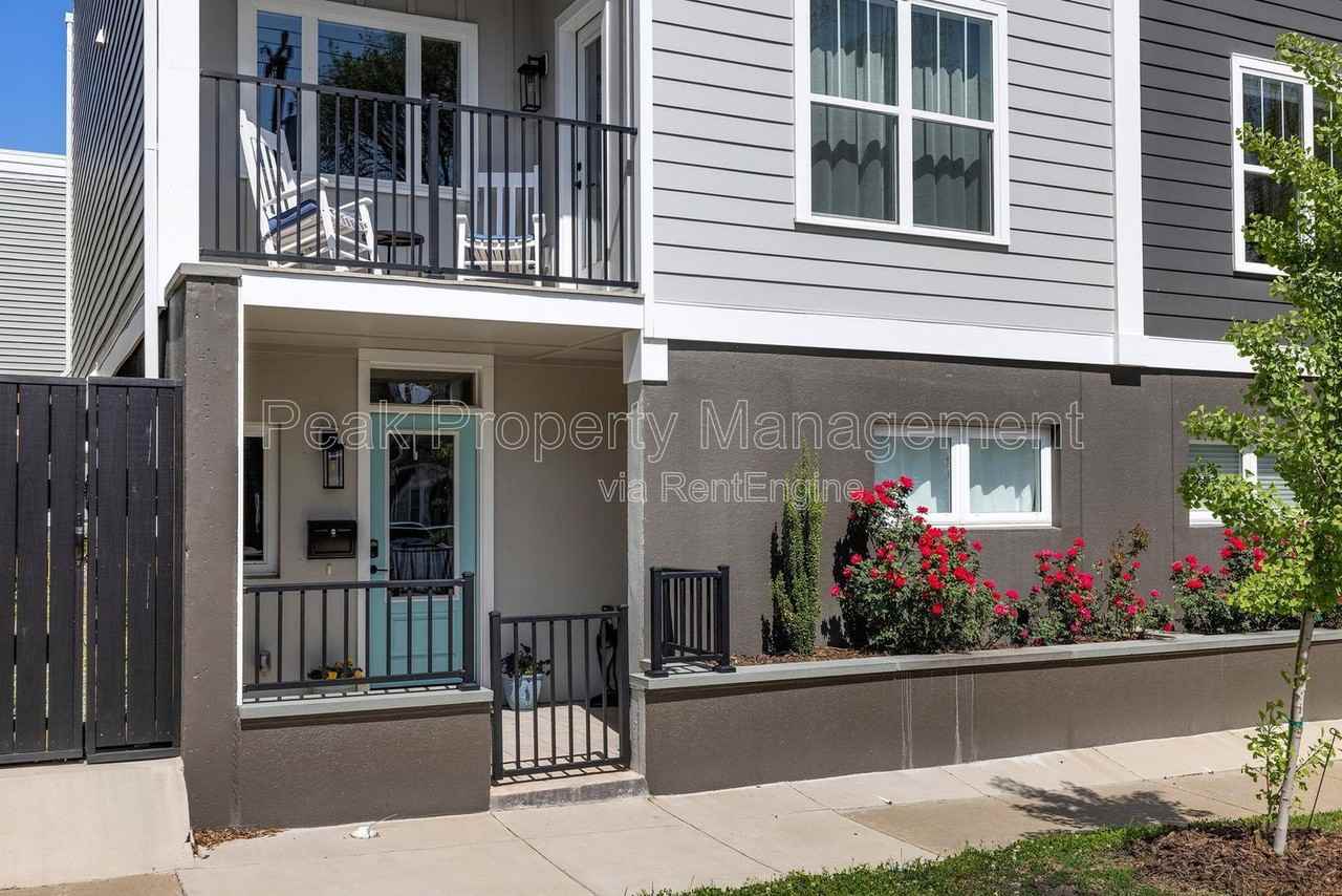 3120 N St - Photo 4 of 40