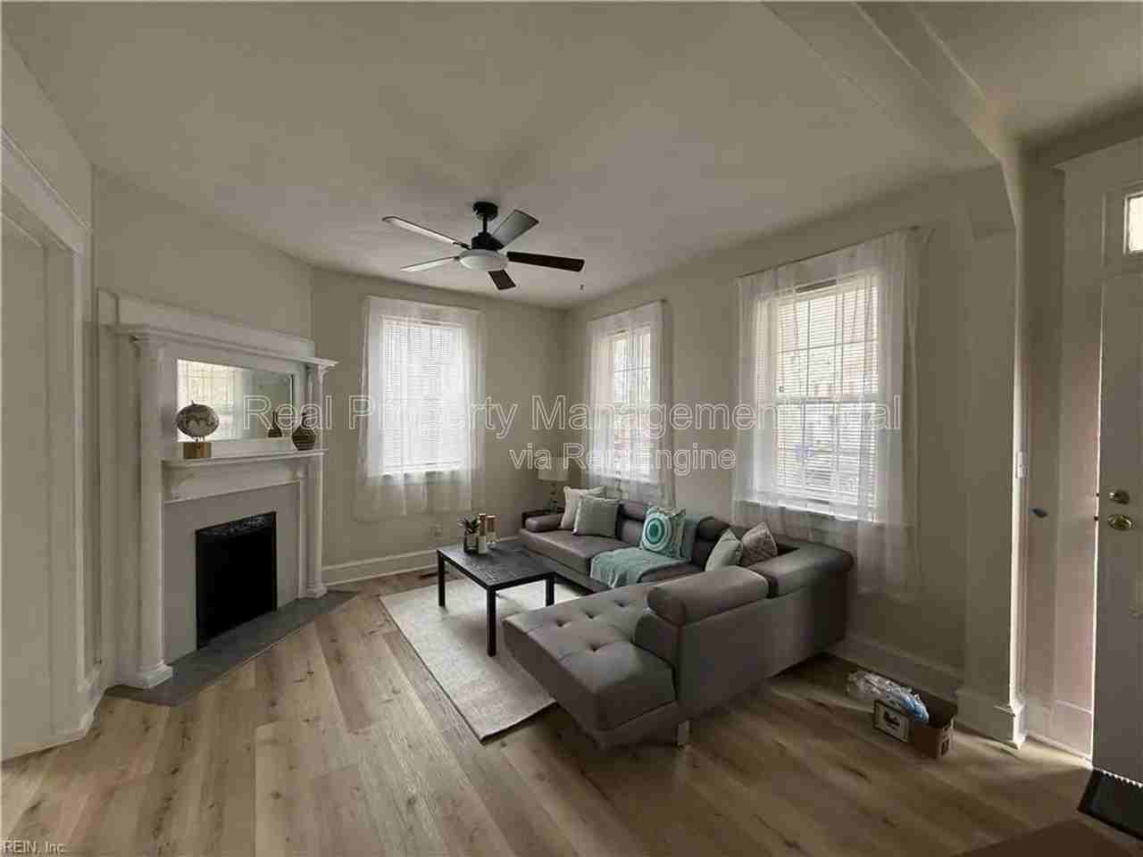 1020 23rd St - Photo 2 of 13