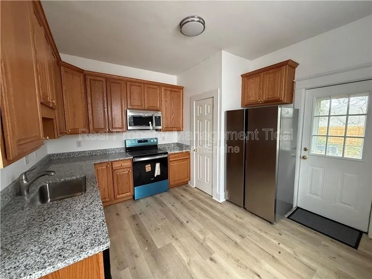 1020 23rd St - Photo 4 of 13