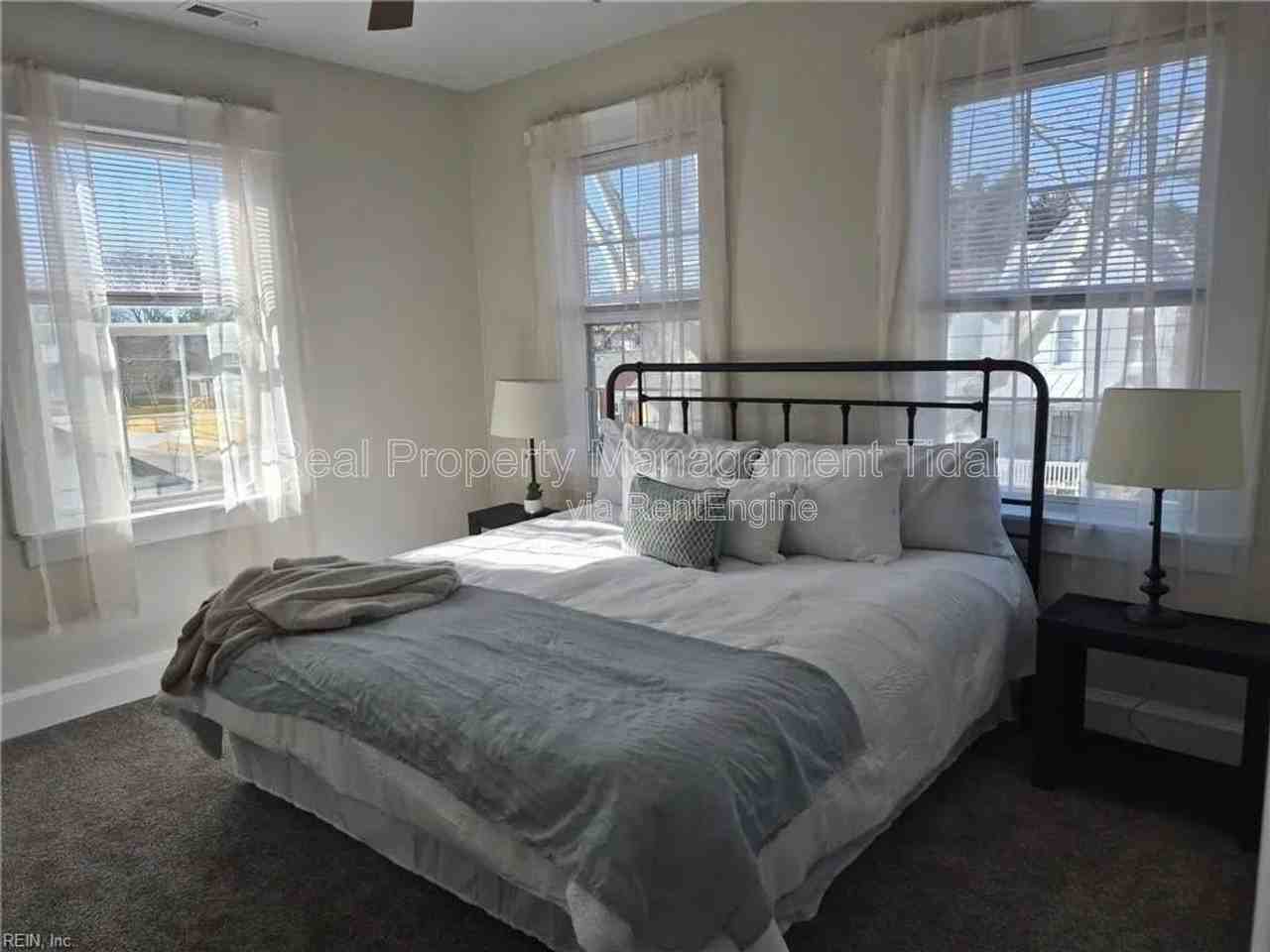 1020 23rd St - Photo 6 of 13