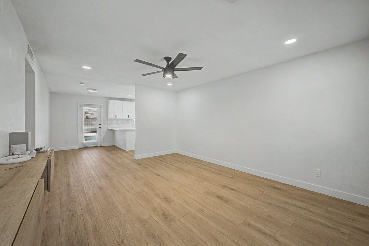 2303 E Inverness Ave - Photo 5 of 28