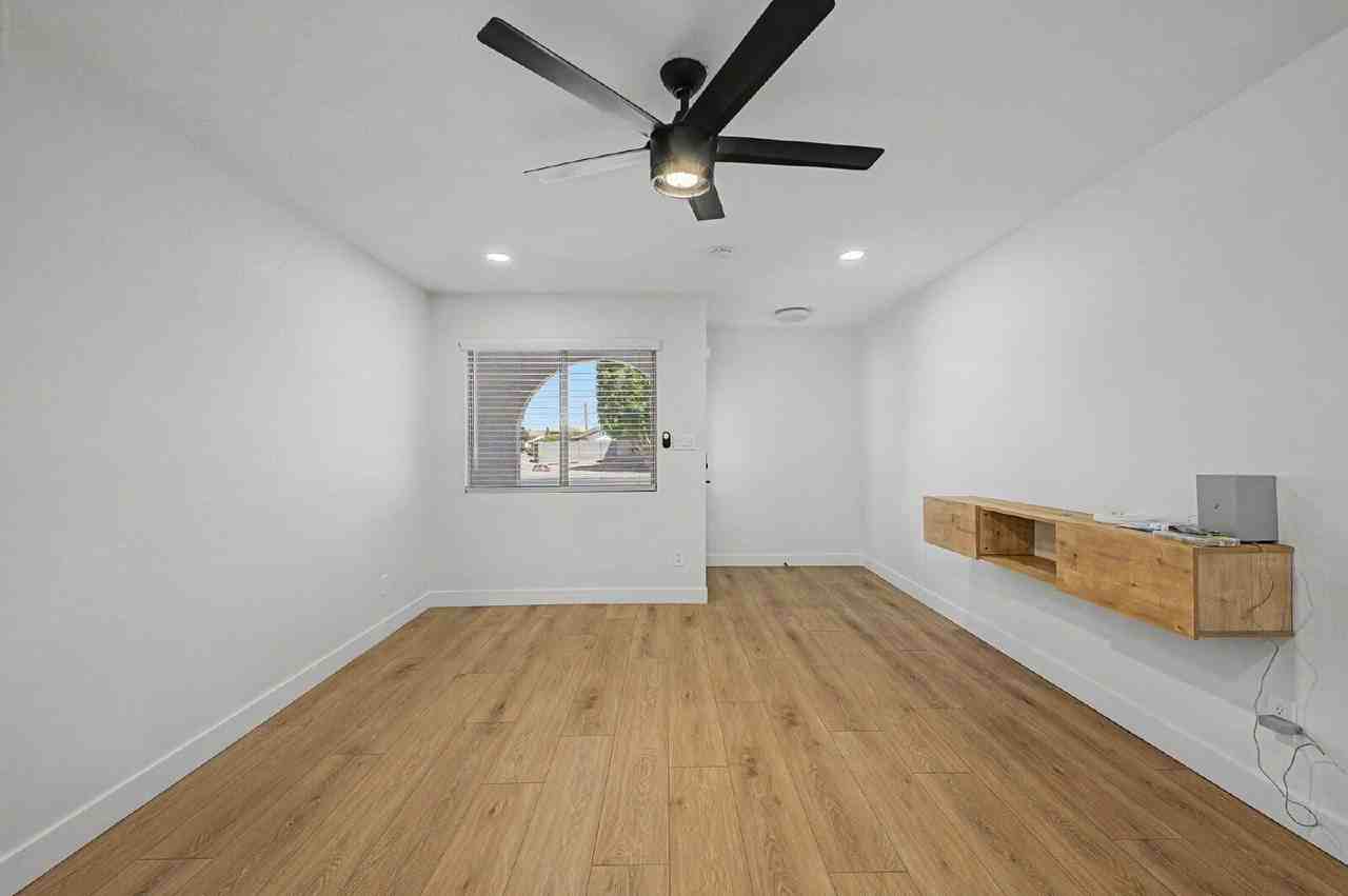 2303 E Inverness Ave - Photo 7 of 28