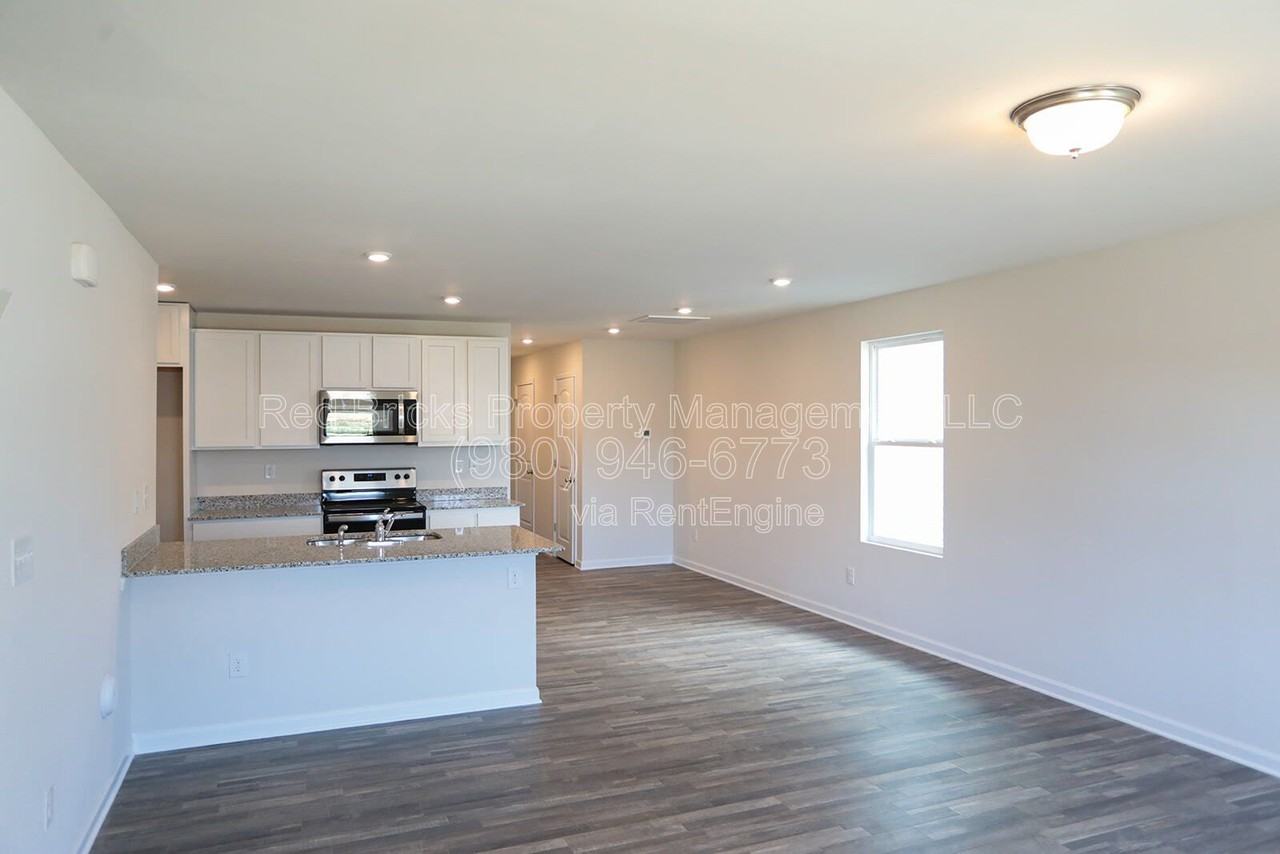 230 Winston Ln - Photo 5 of 33