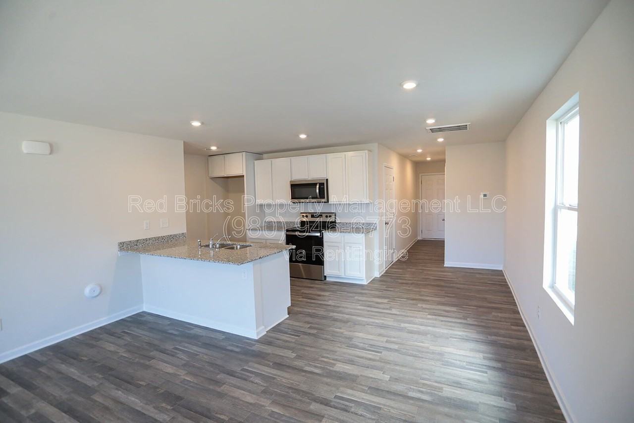 230 Winston Ln - Photo 6 of 33