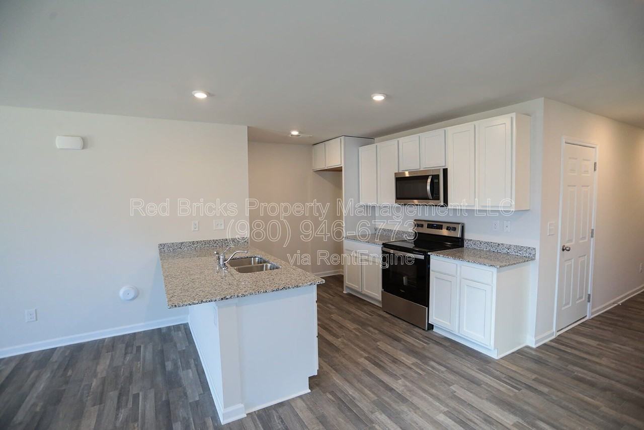 230 Winston Ln - Photo 7 of 33