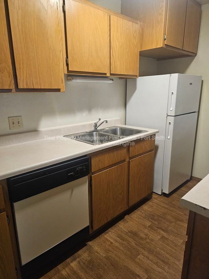 140 Cedar Creek Ct #5 - Photo 3 of 12