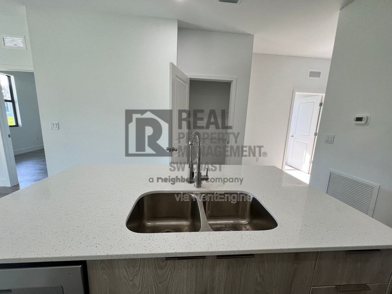 1263 Hillcrest St E - Photo 5 of 23