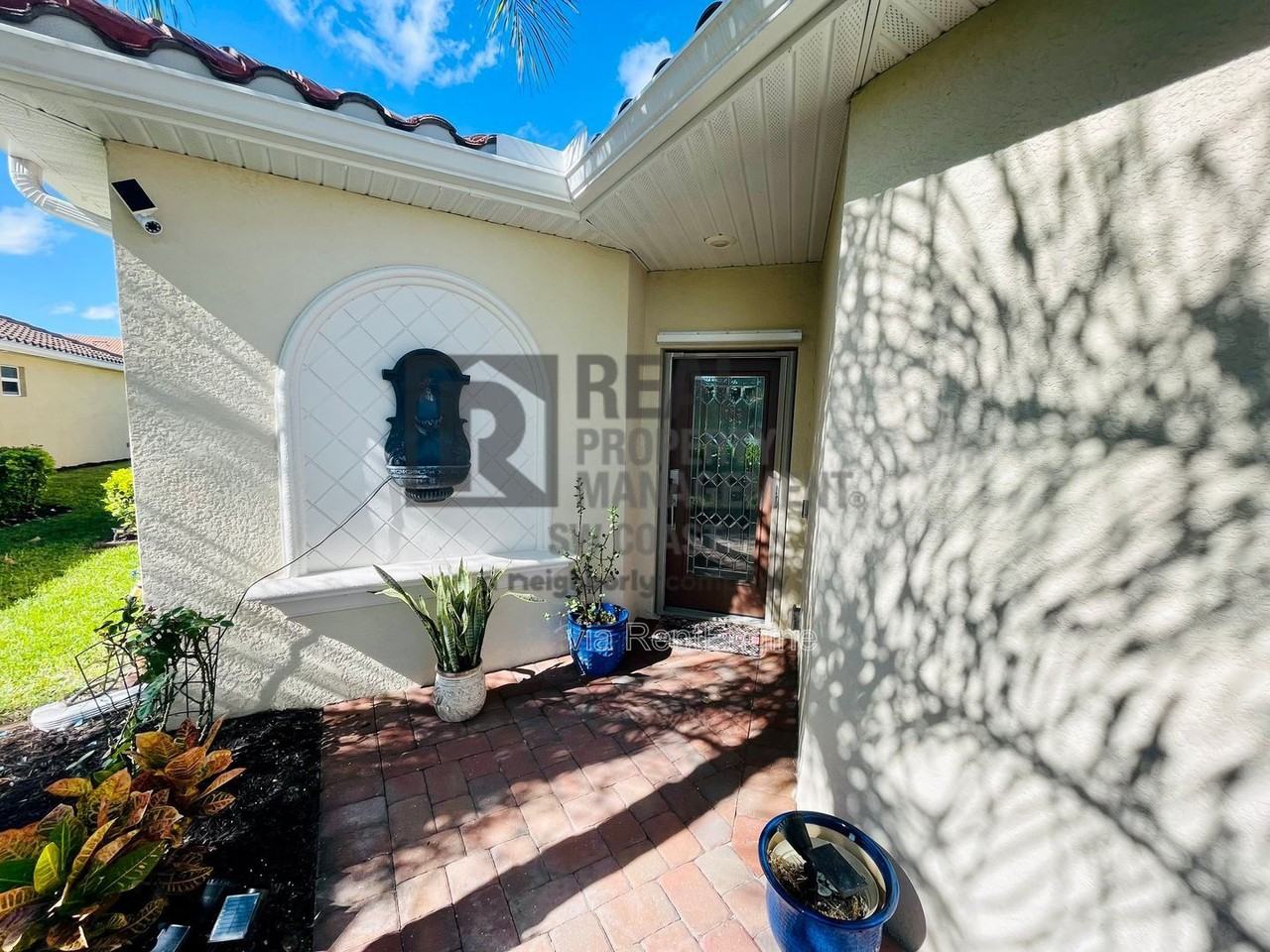 2555 Vine Ave - Photo 3 of 24