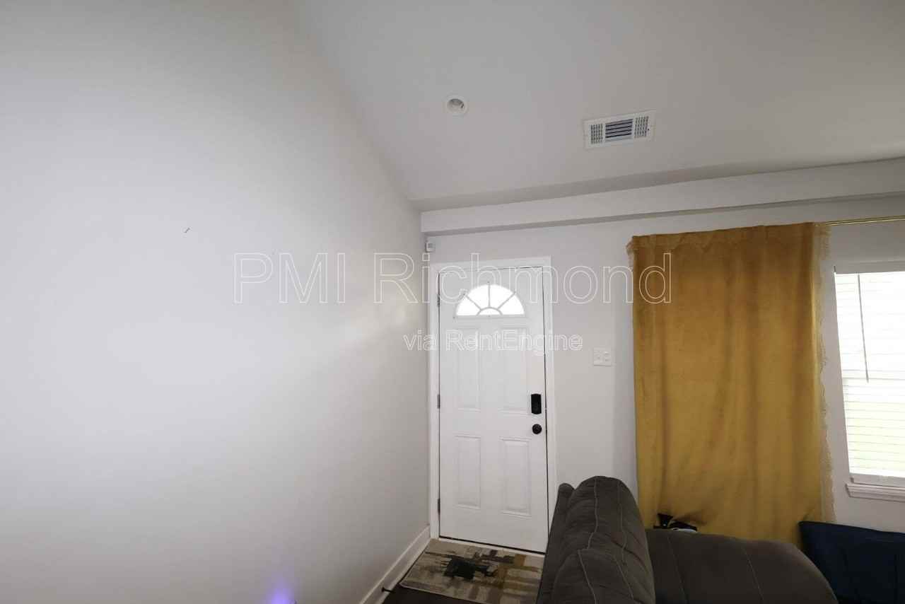 936 Halsey Ln - Photo 3 of 22