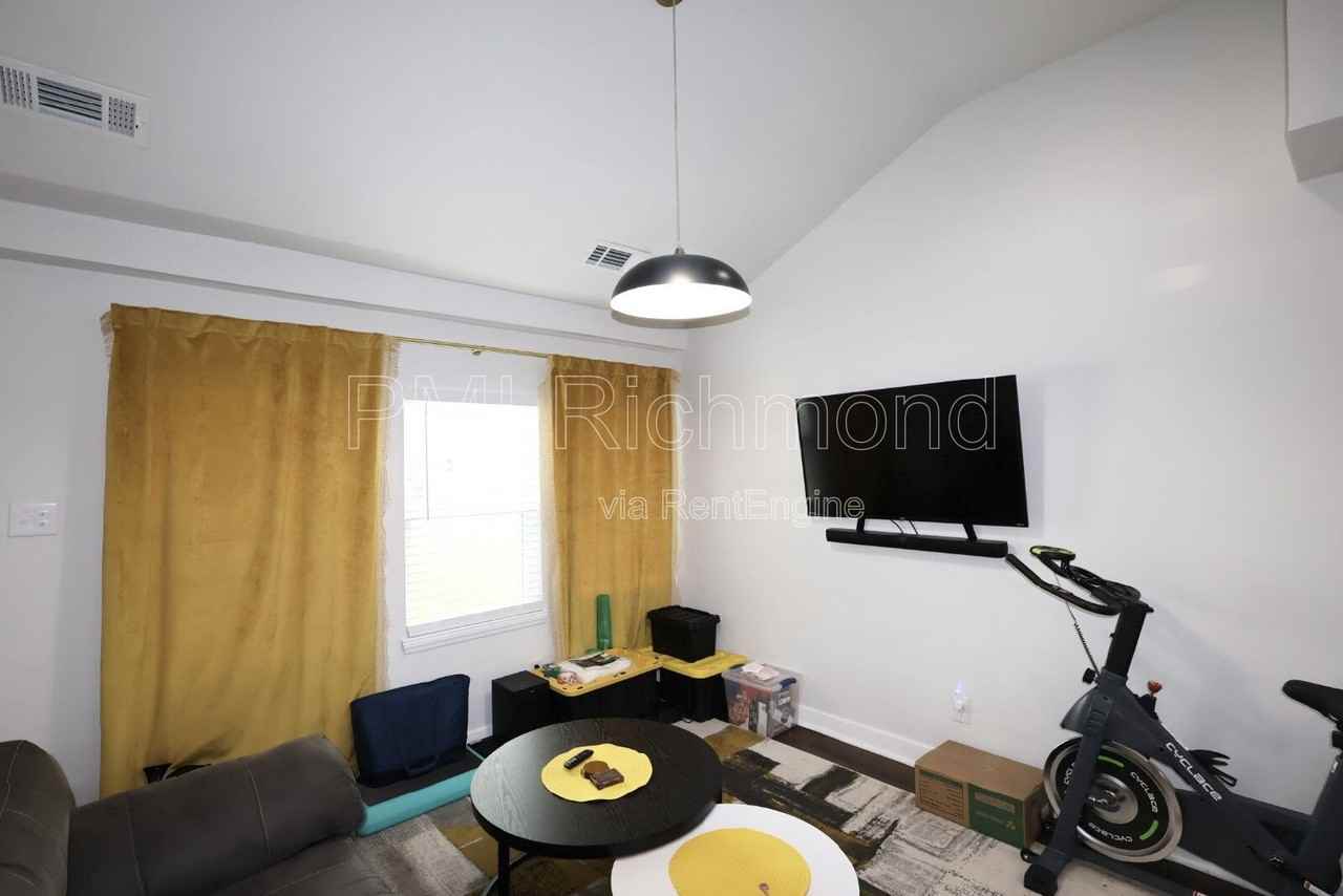 936 Halsey Ln - Photo 5 of 22