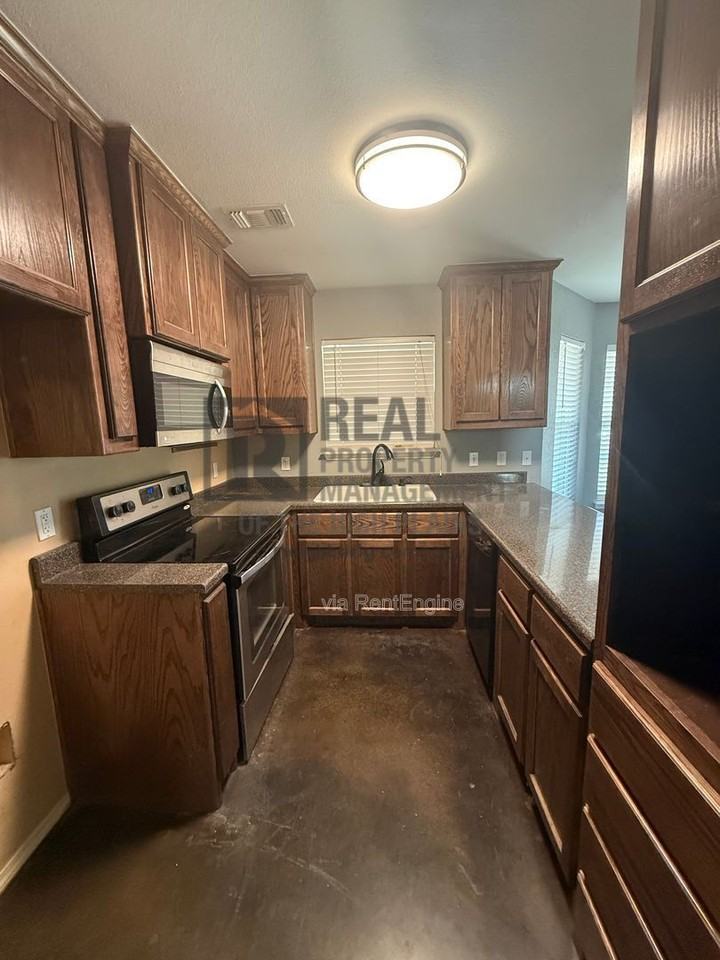 4505 Pine St - Photo 4 of 11