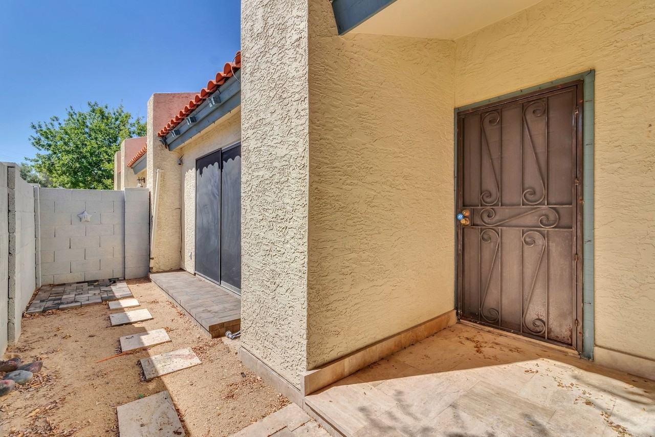 8022 N 32nd Dr #1 - Photo 4 of 20