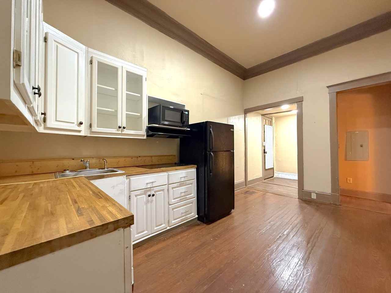 420 College St #B - Photo 2 of 8