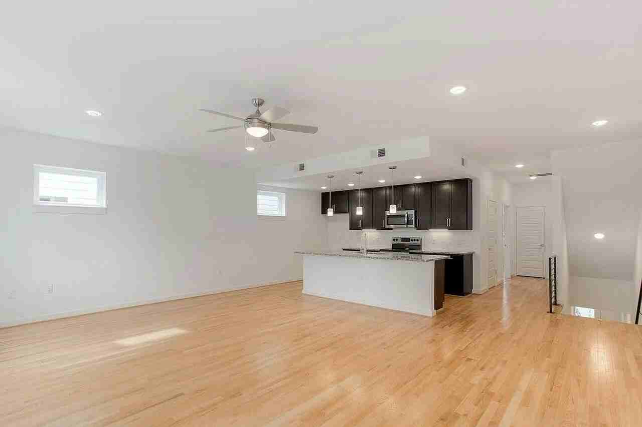 1212 Porter St #B - Photo 4 of 17