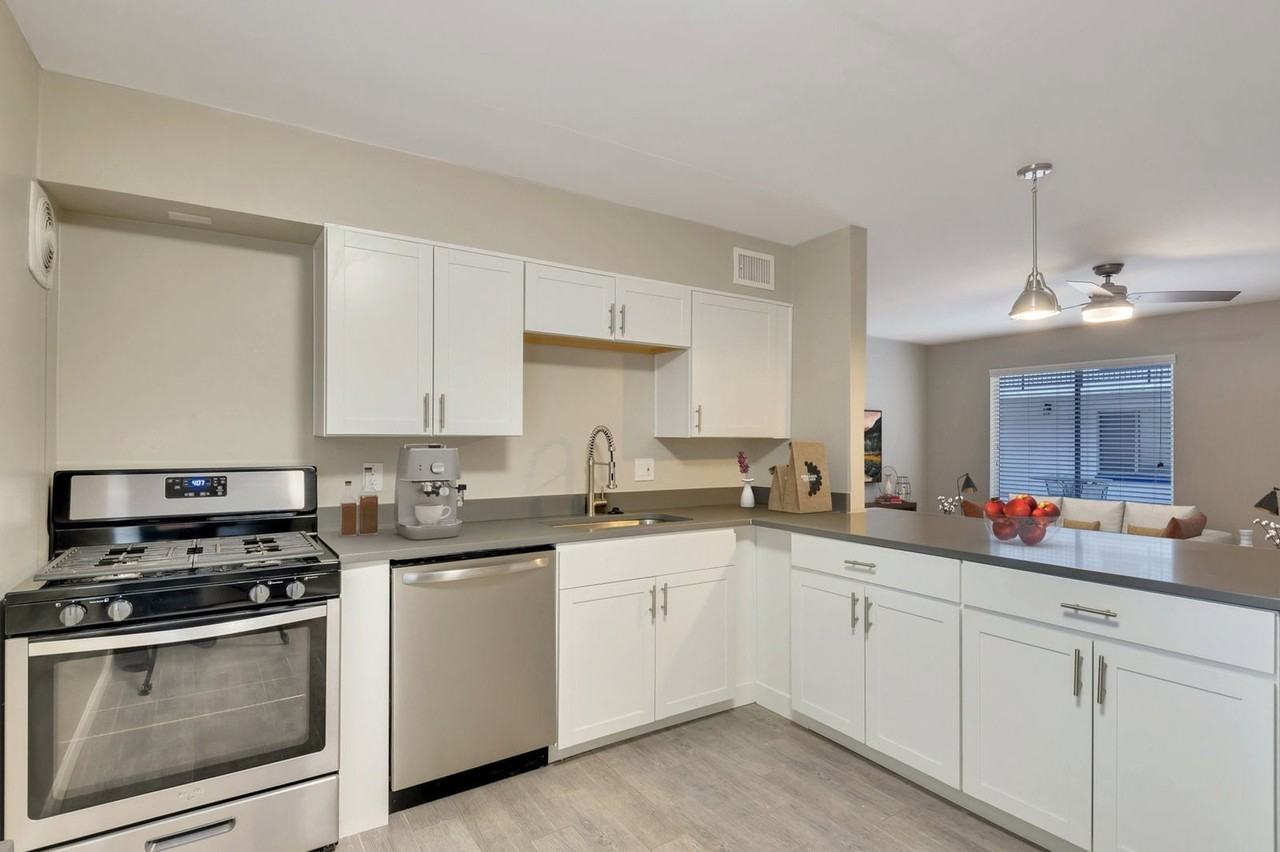 714 E 10th St #1 - Photo 5 of 33