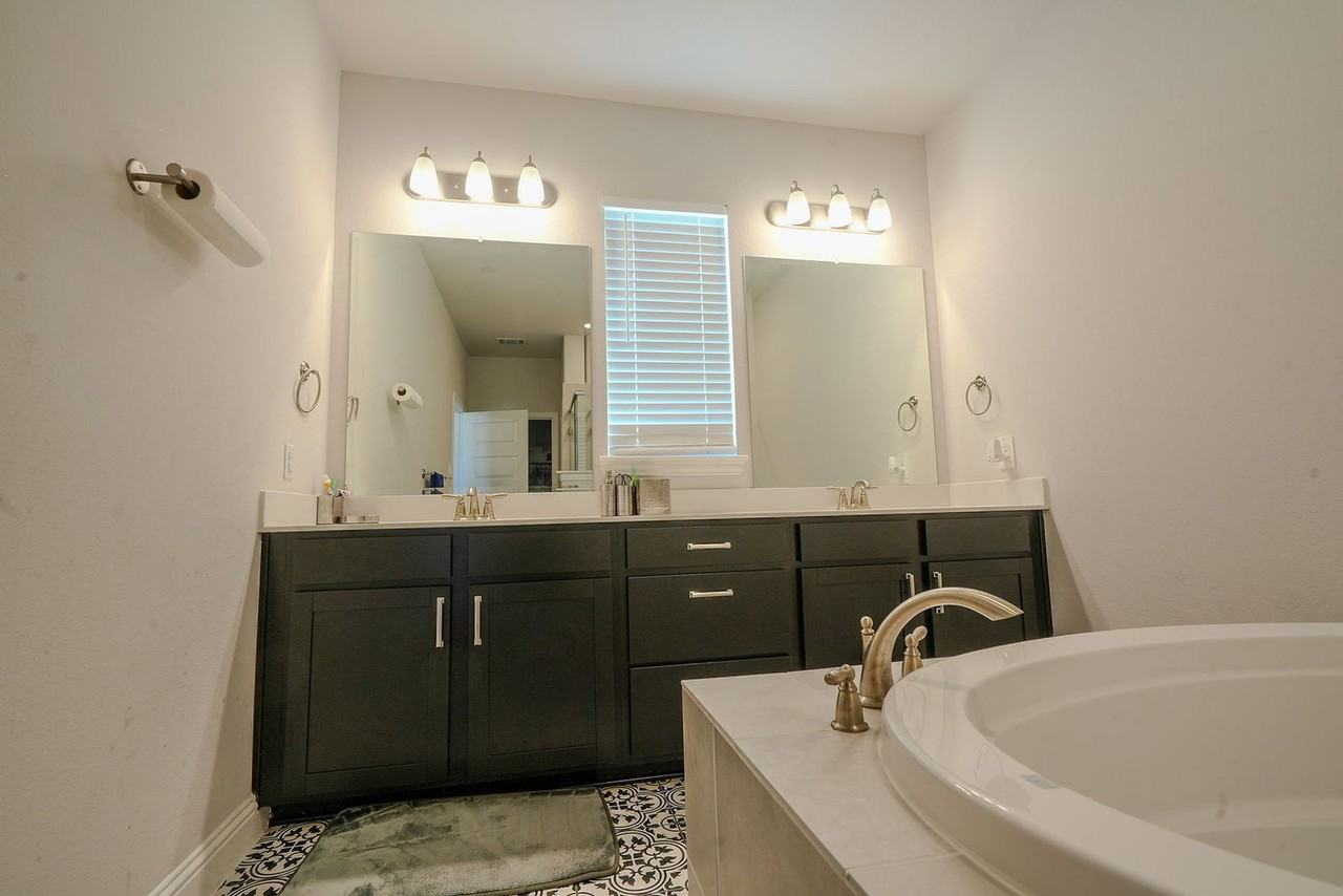 2130 Argolis Dr - Photo 4 of 7