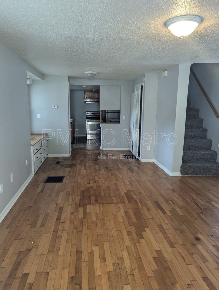 724 S Grand Ave - Photo 3 of 15