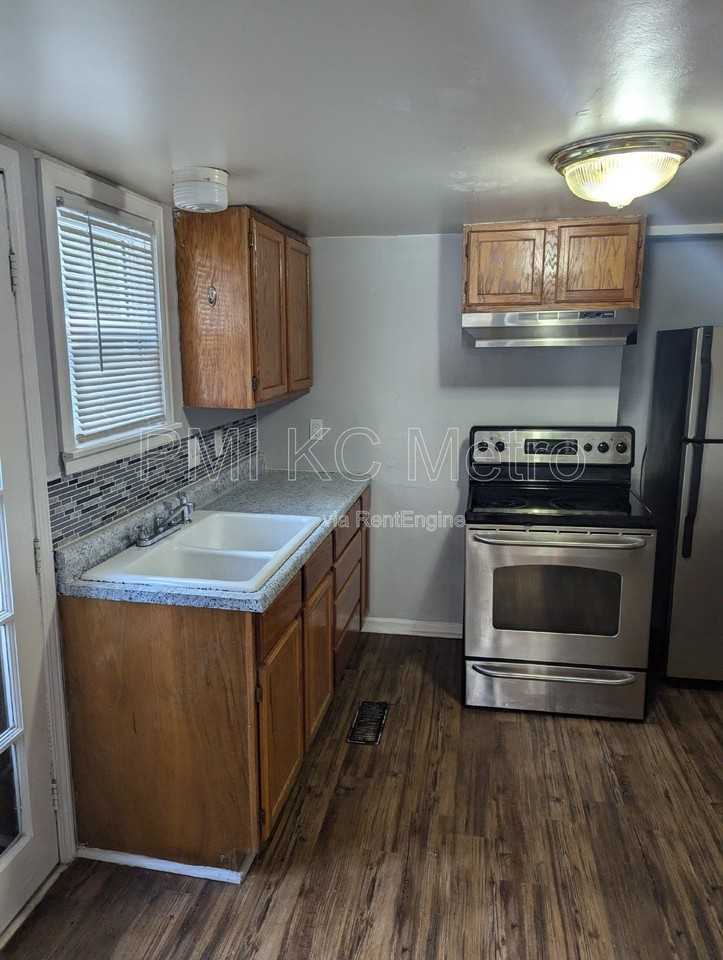 724 S Grand Ave - Photo 4 of 15