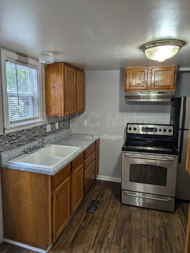 724 S Grand Ave - Photo 5 of 15