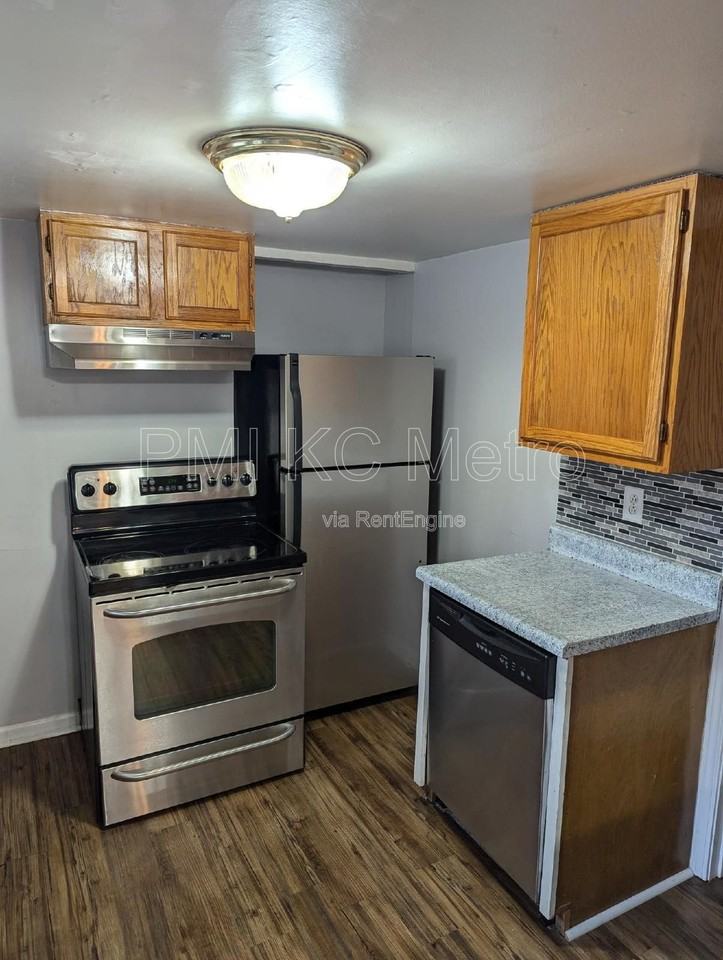 724 S Grand Ave - Photo 6 of 15