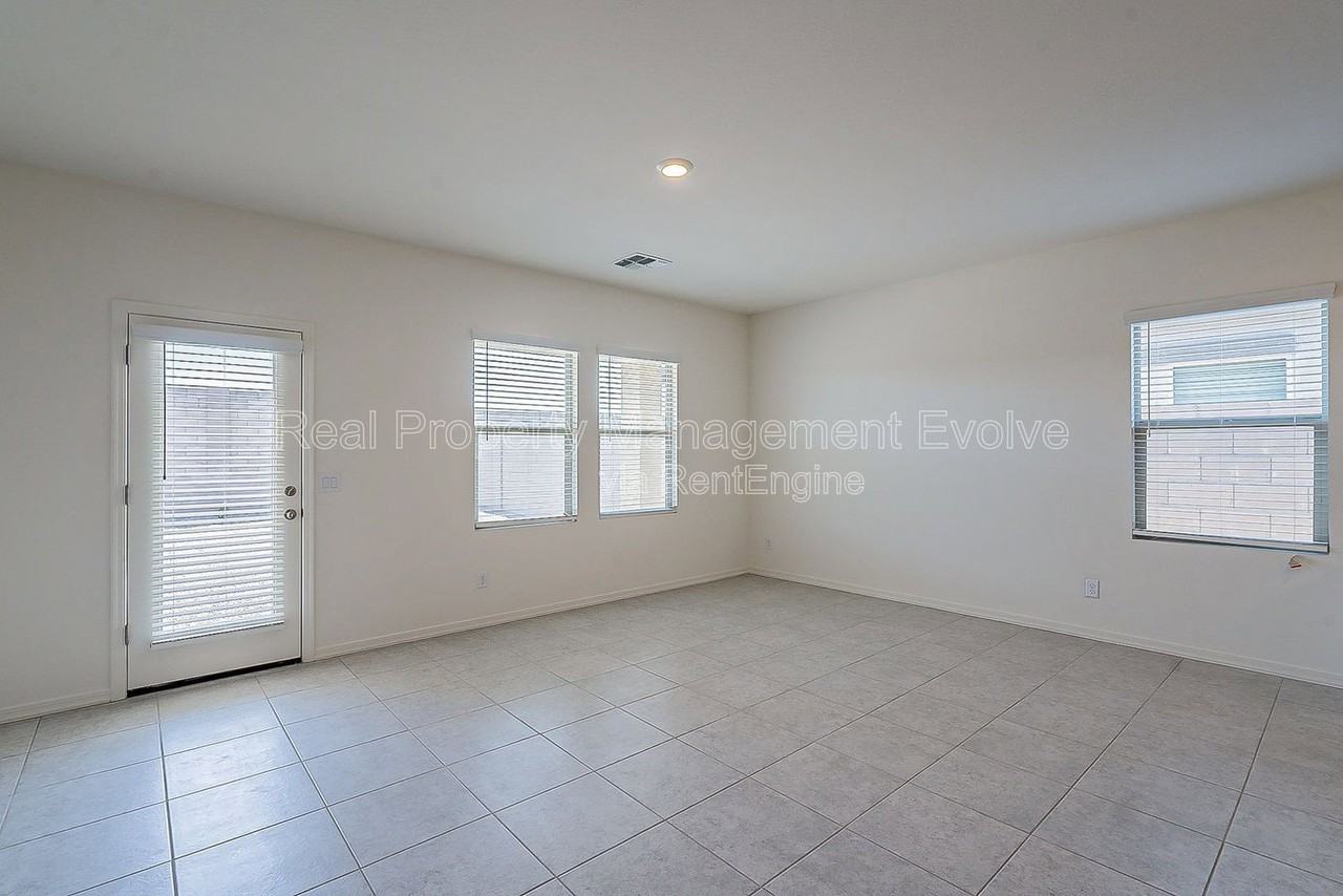 6532 W Magdalena Ln - Photo 7 of 19