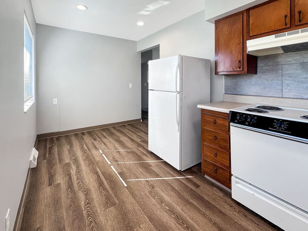 2836 S Burdick St - Photo 3 of 8