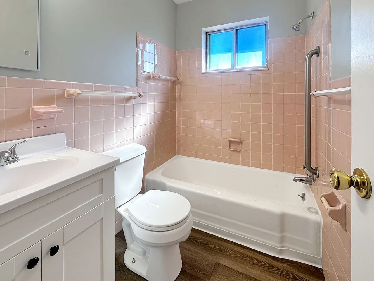 2836 S Burdick St - Photo 4 of 8