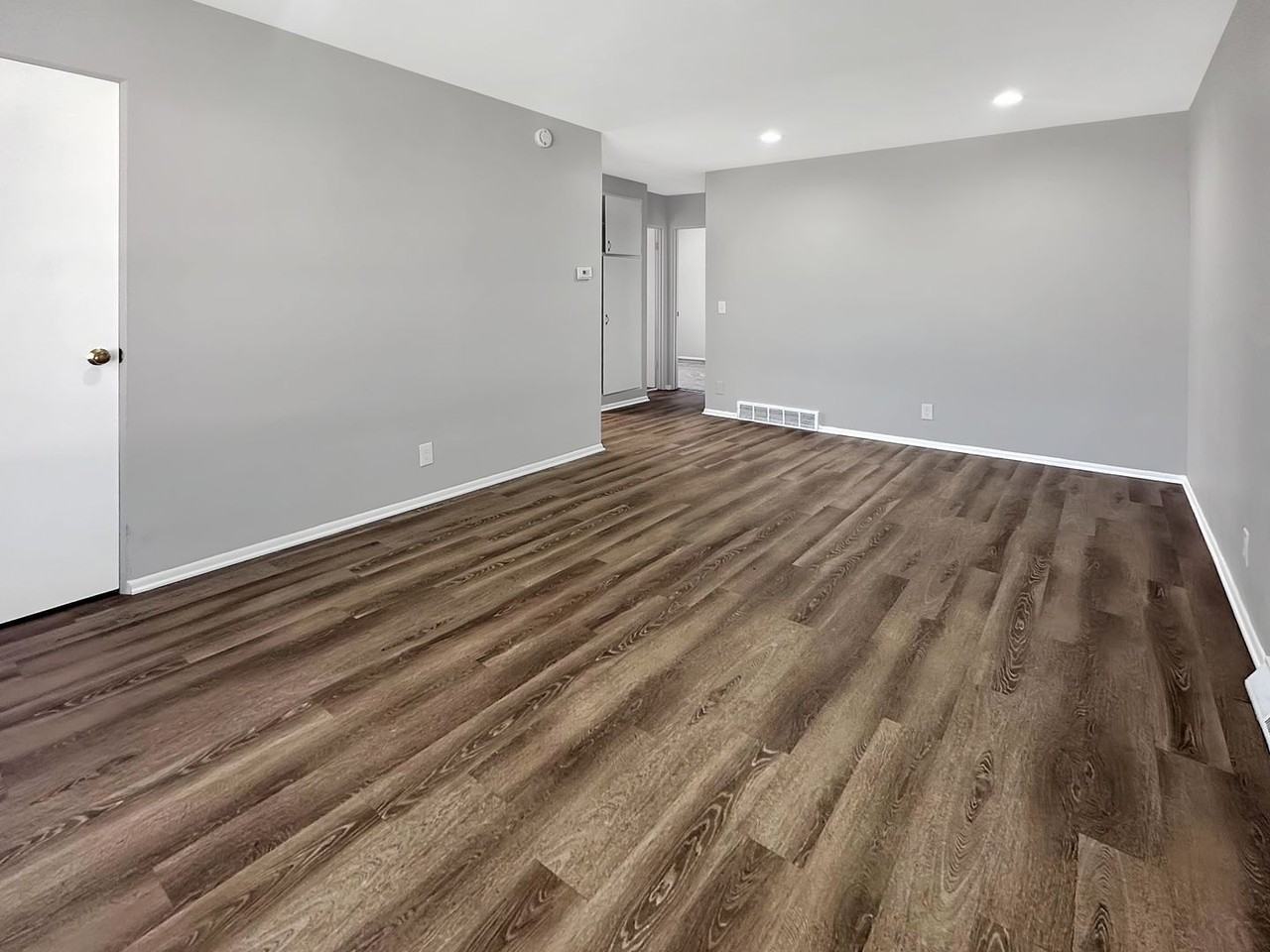 2836 S Burdick St - Photo 5 of 8