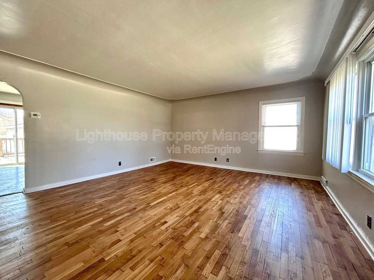 527 Ferndale Ave Nw - Photo 4 of 16