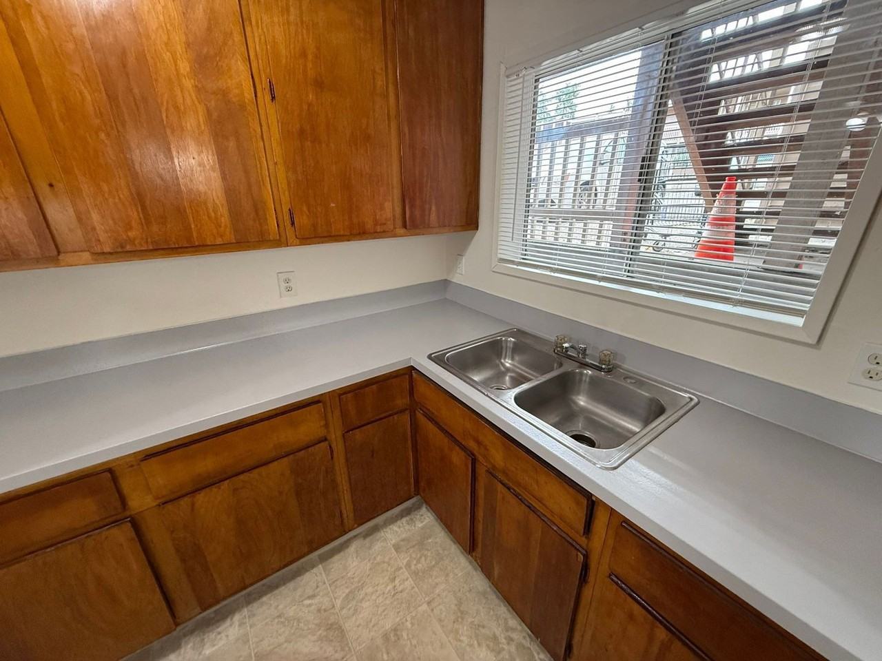 528 Sw Levens St #2 - Photo 7 of 19