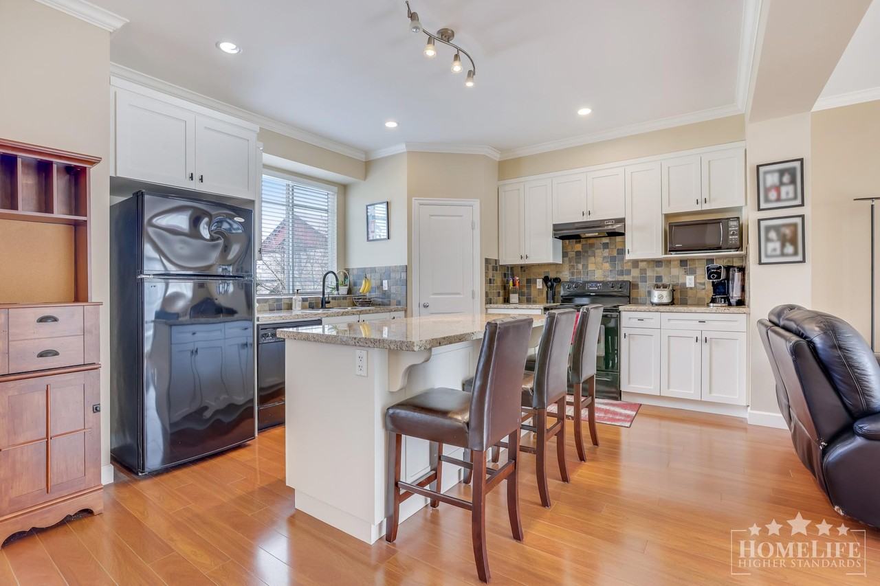 7168 179 St - Photo 6 of 28