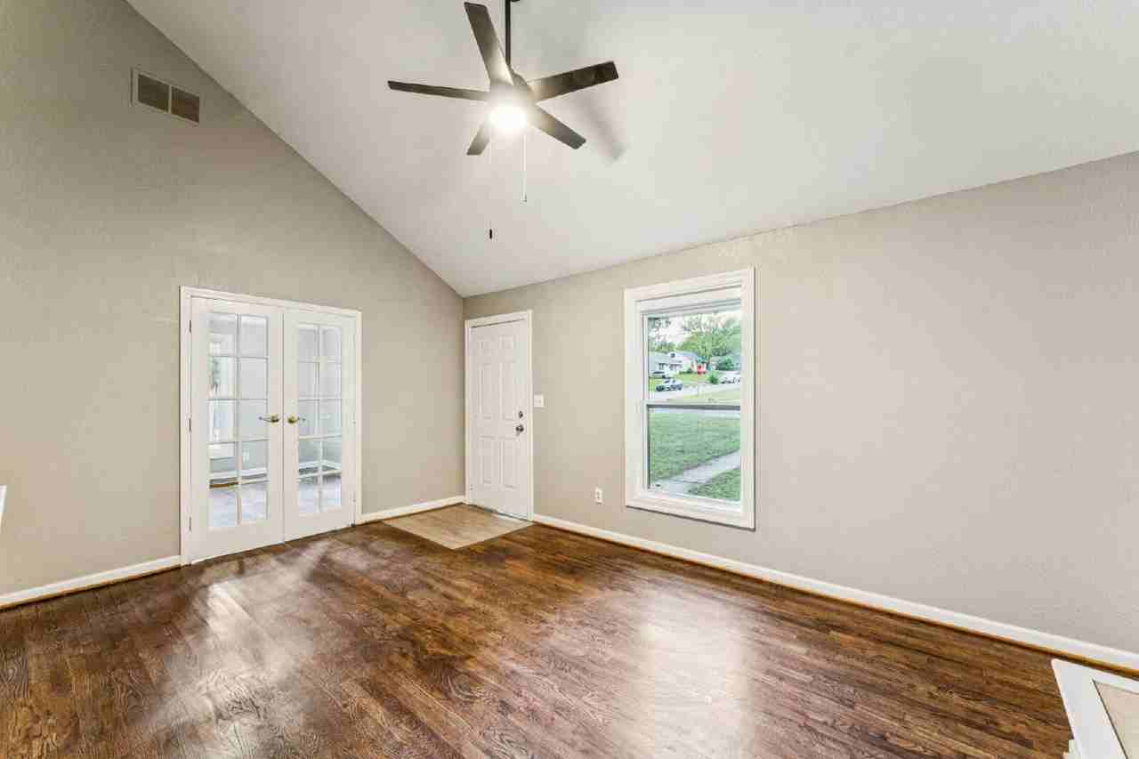 2709 S 51st Ct - Photo 3 of 43